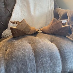 Very Volatile Wedges 8 1/2 tan I’m color